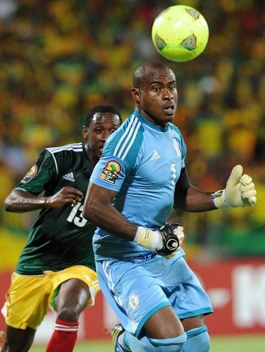 Nigeria goalkeeper Vincent Enyeama (R) and Ethiopia's Fuad Ibrahim during their Africa Cup match on January 29, 2013